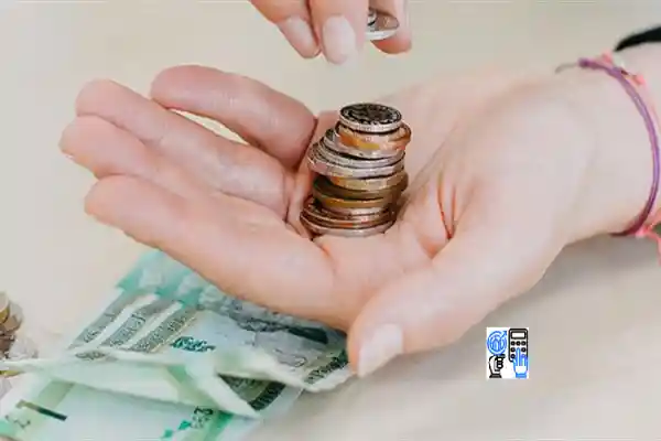 مالیات بر ارزش افزوده چیست و چگونه در سال 1404 محاسبه می شود؟ 2 تعدادی سکه در دست فرد