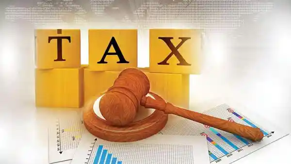 مربع هایی که tax روی آن نوشته شده و چکش عدالت