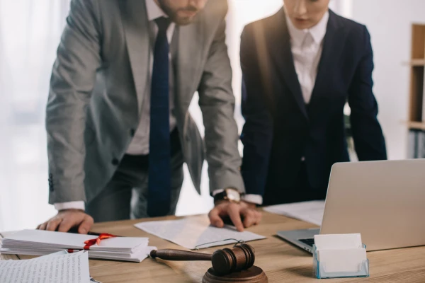 منظور از ورشکستگی شرکت چیست 2 دو فردی که دارند با هم صحبت می کنند.