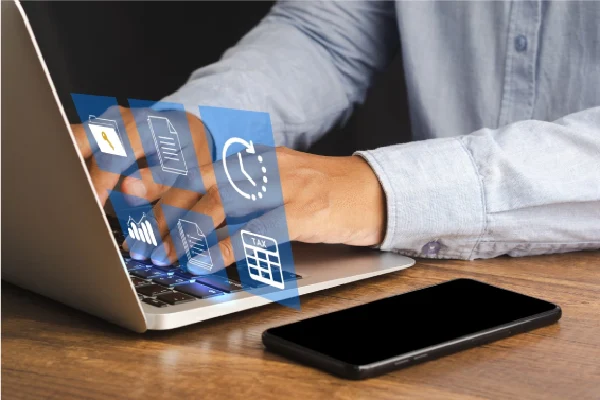 لیست مشاغل خانگی معاف از مالیات در سال ۱۴۰۴ 2 فردی که با لپ تاپ کار می کند